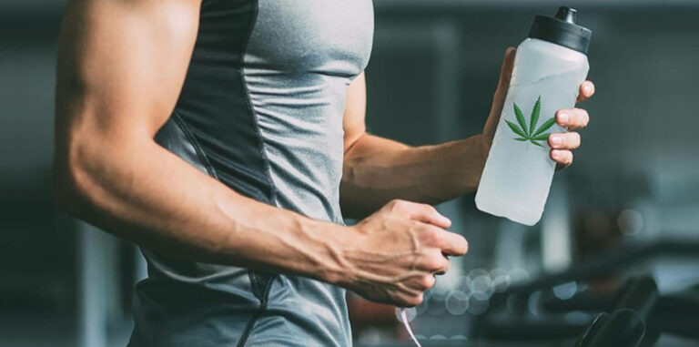 Un sportif avec une feuille de CBD