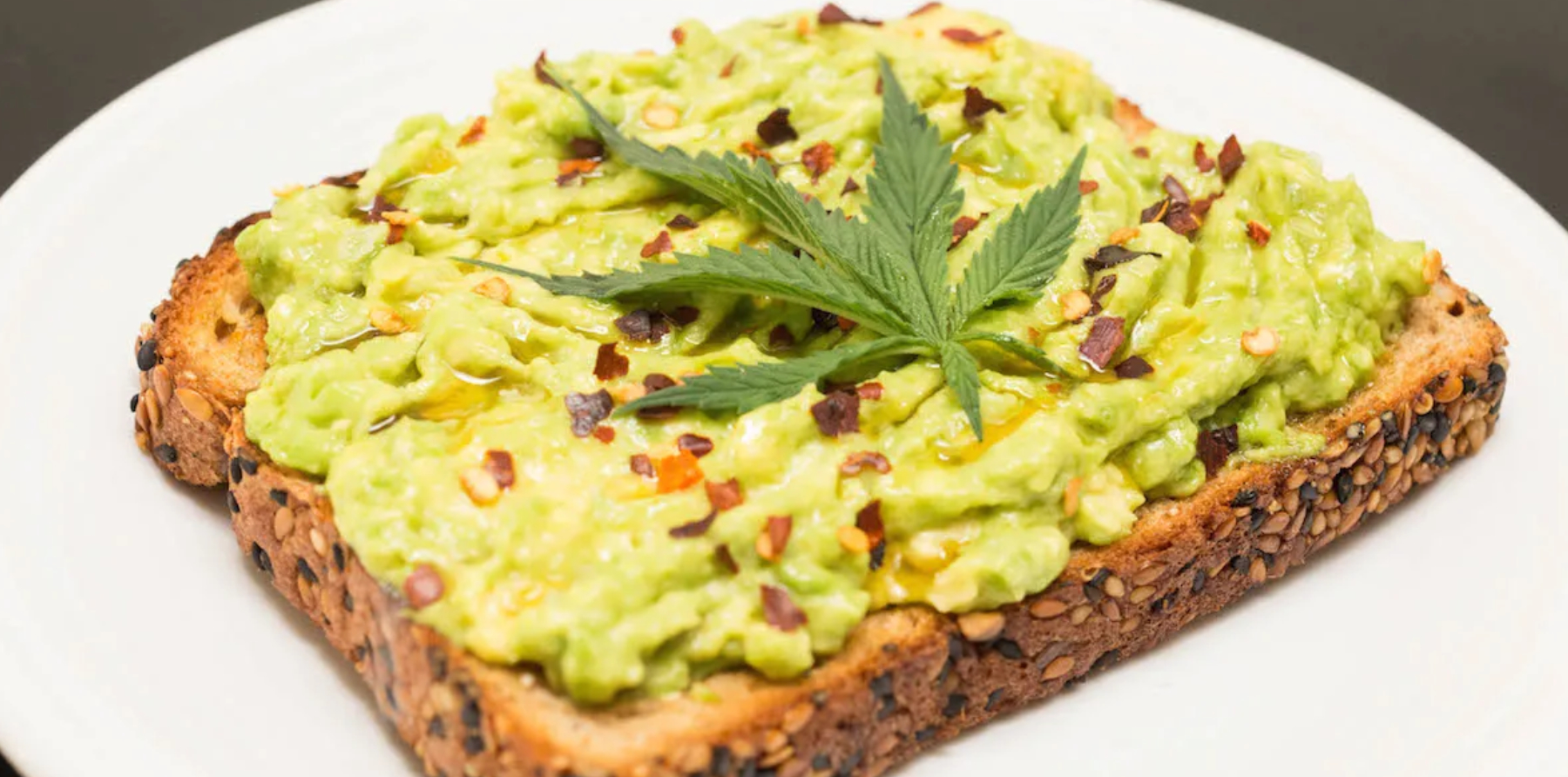 Tartine de guacamole avec une feuille de CBD